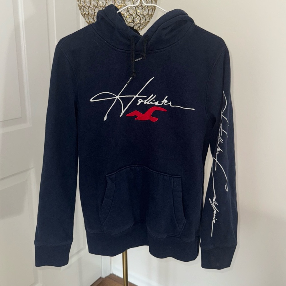 #62 💙 Hollister 
Men’s X-Small 
Sweatshirt 
Like new
Dark Blue